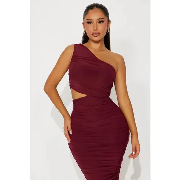 Dinner In Venice Ruched Midi Dress - Burgundy - Picture 2 of 3